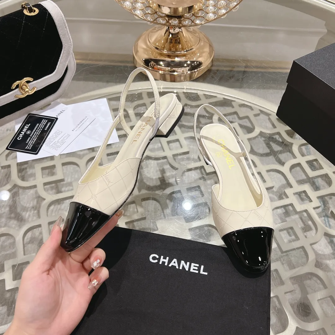 👟👟Ex-factory price 540👟👟 CHANEL Xiangjia 24vs spring and summer new fashion sandals series... Chanel is a very comprehensive noble fashion lifestyle brand. The same models are sold by major fashion bloggers and celebrities in Hong Kong, the United States, and other countries. They are simply beautiful. I fall in love with elegance and the playful sense of the future. I want to own them right away just by looking at them. But you can really think about a pair of exquisite high heels. This series is specially designed for extraordinary and indifferent ladies to create a unique overall effect. CHANEL designs products that inspire women to move forward and highlight their charm... 1️⃣Material: Original customized patent leather + imported sheepskin 2️⃣Inner lining: Original customized imported sheepskin 3️⃣Feet: Original customized imported sheepskin 4️⃣Outsole: Genuine leather sole imported from Italy 5️⃣Heel height: 2.5cm/6.5cm/9cm 6️⃣Number: 34-43 (34.40.41.42.43 customization is not returnable) 7️⃣Packaging: The latest and exquisite full set of packaging at the counter
